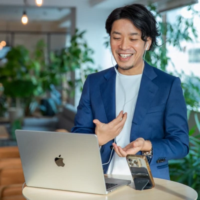 ノートPCを前に話す舟橋拓児