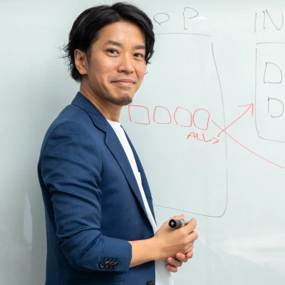 ホワイトボードの前で説明する舟橋拓児